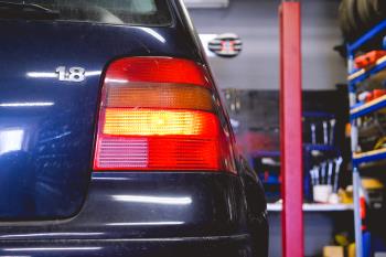 Auto in de werkplaats voor de APK