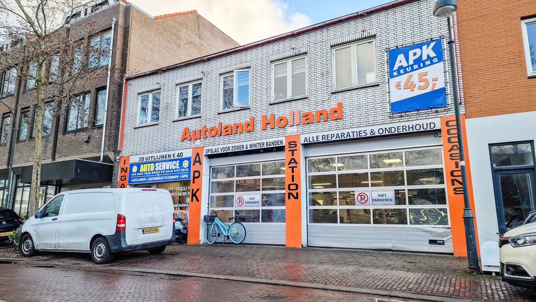 De gevel van Autoland Holland aan de Amsterdamsevaart in Haarlem